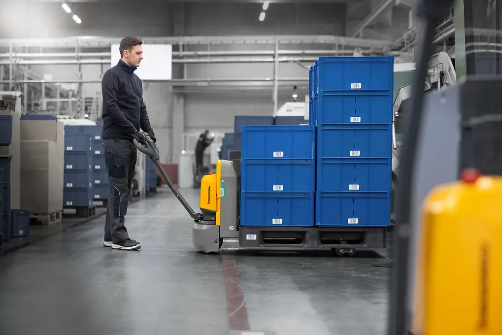 Tối ưu hiệu suất vận chuyển nội bộ với pallet mover điện Jungheinrich AME15