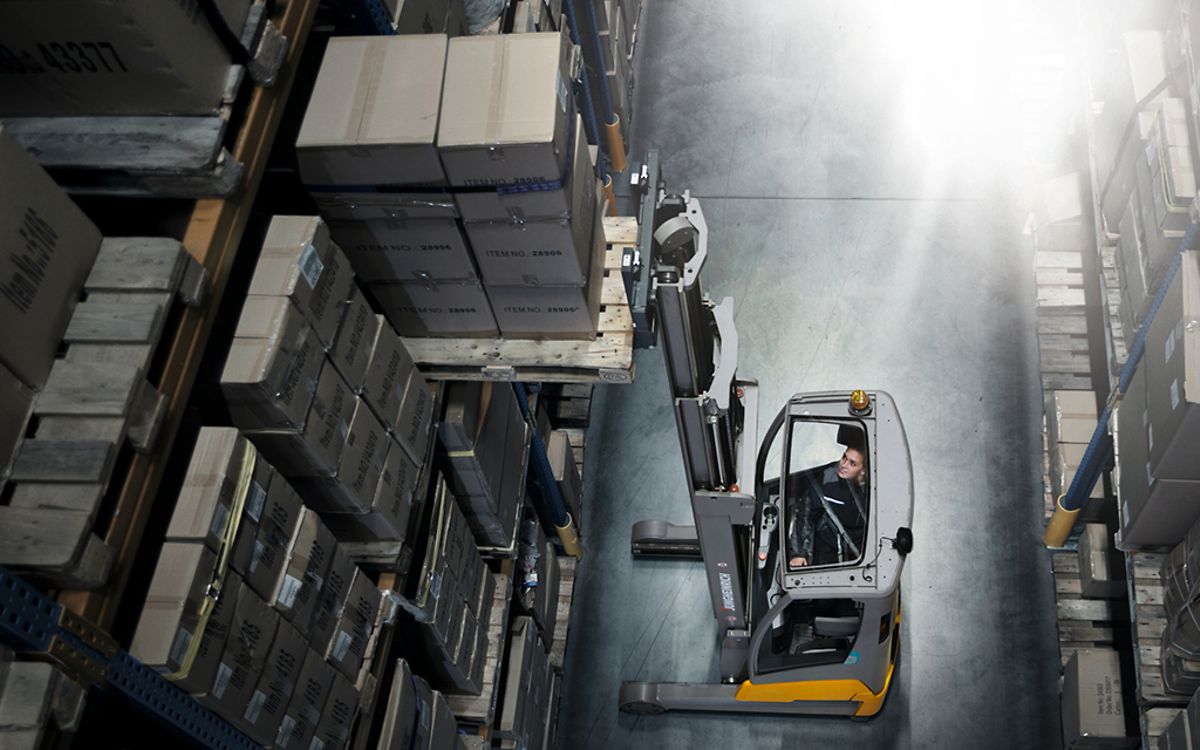 7 Tiêu Chí Lựa Chọn Xe Nâng Reach Truck ETV Cho Kho Hàng
