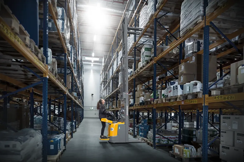Khi nào nên chọn xe nâng điện Stacker thay vì Forklift?